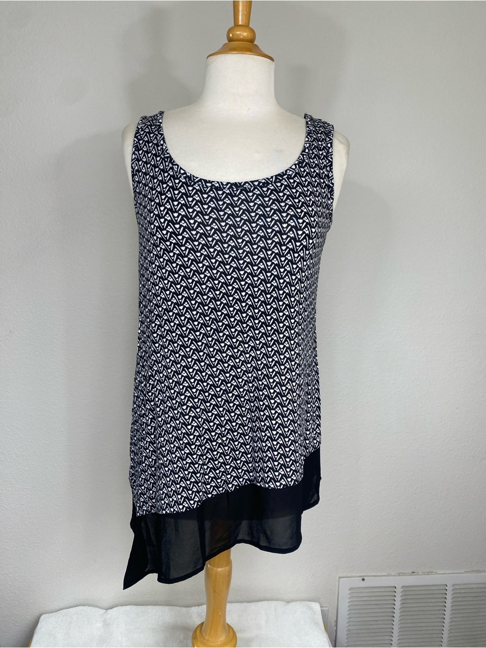 August Silk Women’s Black White Floral Sleeveless Flowy Tank Top Size Medium